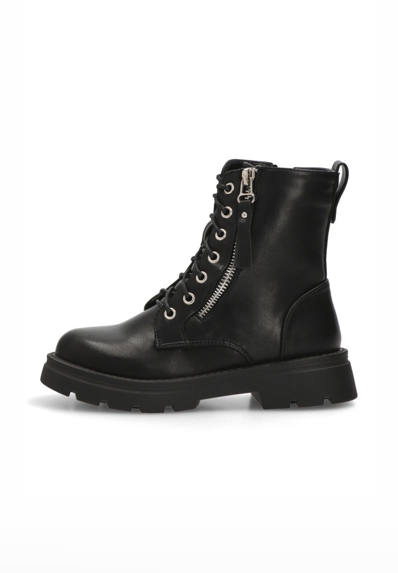 Botas de cuero negro hasta el tobillo con puntera redonda, parte delantera con cordones, cremallera lateral y suela de goma gruesa. Presenta herrajes plateados y una lengüeta.