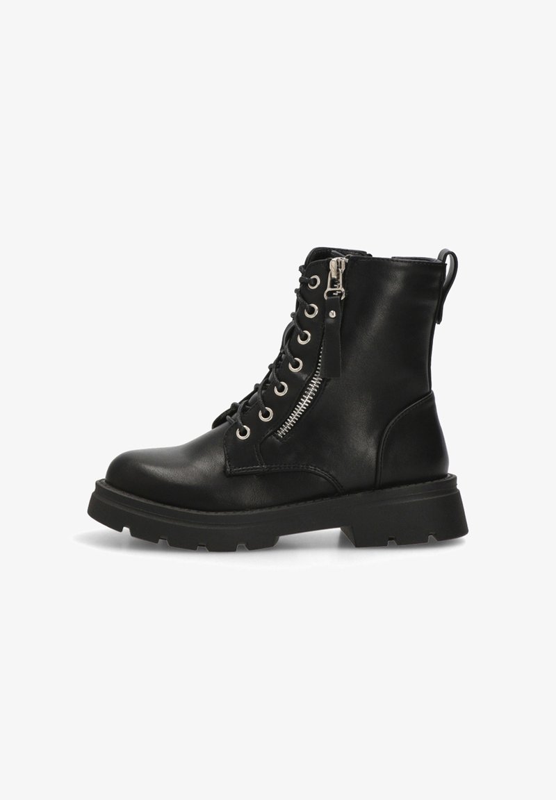 Botas de cuero negro hasta el tobillo con puntera redonda, parte delantera con cordones, cremallera lateral y suela de goma gruesa. Presenta herrajes plateados y una lengüeta.