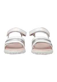 Sandali argento e bianchi con due cinghie regolabili, un'insole rosa e una suola in gomma testurizzata con un motivo floreale.