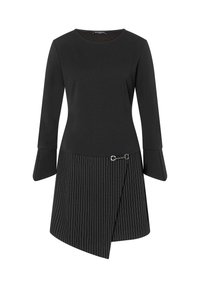Schwarzes Kleid mit langen, ausgestellten Ärmeln, einem asymmetrischen Saum mit Nadelstreifen und einem metallischen Akzentdetail an der Seite. Glatte Textur.