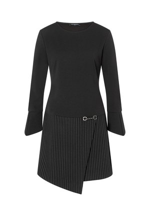 Schwarzes Kleid mit langen, ausgestellten Ärmeln, einem asymmetrischen Saum mit Nadelstreifen und einem metallischen Akzentdetail an der Seite. Glatte Textur.