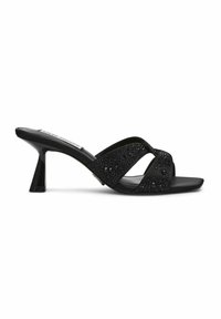 Sandales à talons ouvertes noires avec un design orné, des brides entrecroisées et une texture lisse. Le talon a une forme effilée.