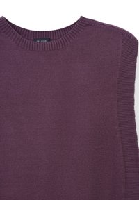 Maglione viola a maglia con scollatura rotonda e pannelli laterali texturizzati. Presenta un tessuto liscio e un colletto a coste, mettendo in evidenza un colore uniforme.