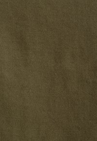 Olivgrüner Stoff mit glatter Textur und subtilem diagonalen Rippmuster, das ein strapazierfähiges und leichtes Material präsentiert.