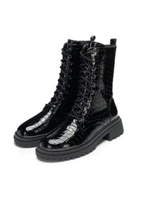 Černé kotníkové boty z lakované kůže s krokodýlím vzorem, vybavené šněrováním vpředu, pevnými podrážkami a poutky vzadu pro snadné nazouvání.