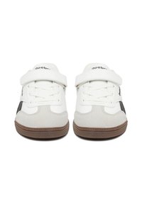 Baltos ir pilkos spalvos sportbačiai su lygiu paviršiumi, turintys velcro dirželį ir raištelius, tekstūrinės pilkos zomšos akcentus ir rudą gumos pado dalį.