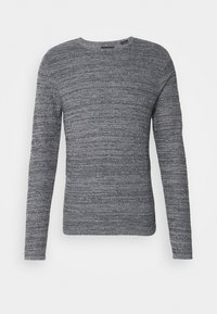 Pull en maille gris à manches longues et col rond. Le tissu présente un motif texturé et multiton en différentes nuances de gris.