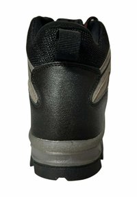 Zapatilla negra con parte superior de malla texturizada, suela de goma, cuello acolchado y acentos reflectantes en plata. La vista trasera se centra en el diseño del talón.