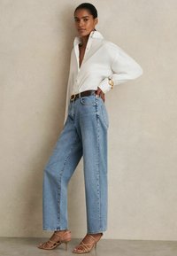 Reiss SELIN MID-RISE STRAIGHT PETITE - Avar lõikega teksad - light blue