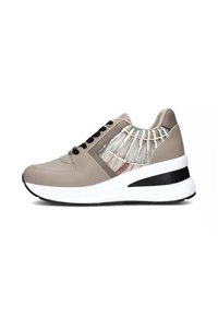 Sneaker beige con un pannello laterale testurizzato beige, dettagli a contrasto multicolore, lacci neri e una suola a zeppa bianca e nera.