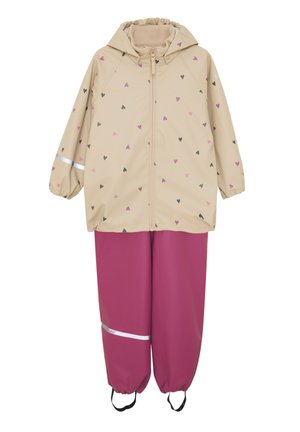 Giacca impermeabile beige con motivi a cuore rosa e verdi, chiusura frontale con zip, cappuccio, polsini elasticizzati, abbinata a pantaloni impermeabili rosa coordinati, dettagli riflettenti.