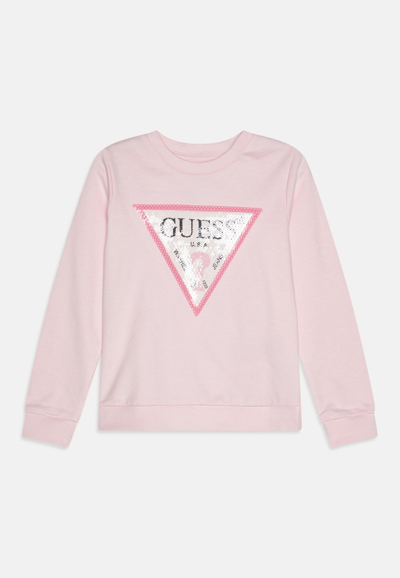 Rosa hettegenser med et trekantet paljett-logo i hvitt og sølv, samt teksten "GUESS U.S.A." og et hjerte-design. Lange ermer, ribbede mansjetter.