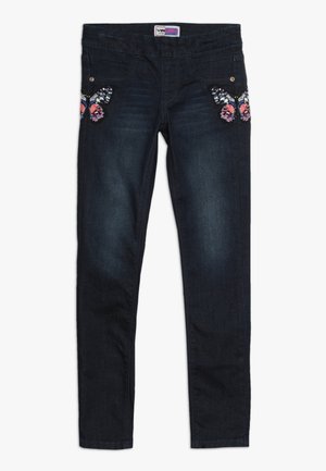 Jean en denim bleu foncé avec une coupe slim, présentant des motifs de papillons brodés sur les poches avant et une taille standard.