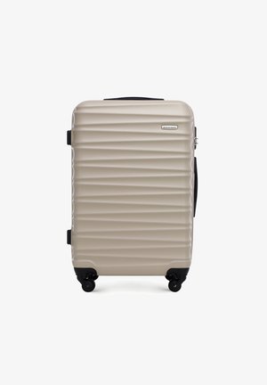 Maleta de hard-shell en beige claro, con un diseño de olas texturizado, ruedas negras y un asa retráctil. Construcción compacta y duradera.