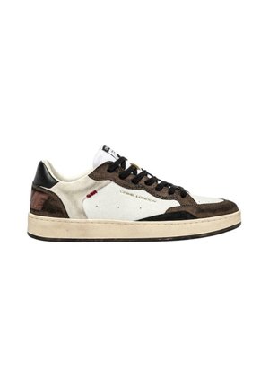 Sneaker low-top bianca con sovrapposizioni in suede marrone, lacci neri, suola crema e marchio "CRIME LONDON" sul lato.