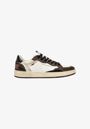 Sneaker low-top bianca con sovrapposizioni in suede marrone, lacci neri, suola crema e marchio "CRIME LONDON" sul lato.