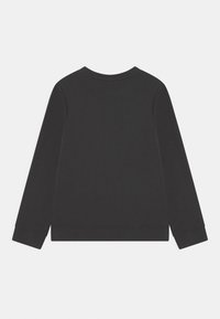 Felpa nera a maniche lunghe con scollo tondo, caratterizzata da una texture liscia e bordi a coste sui polsini. Design semplice, senza loghi o motivi visibili.
