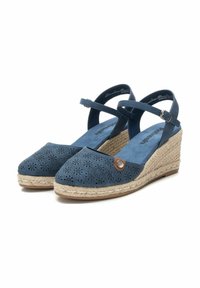 Sandalias de cuña de ante azul con patrones florales cortados a laser, entresuela de yute trenzado, correa en el tobillo ajustable y un pequeño botón de acento marrón.
