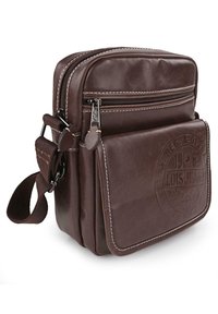 Bolso cruzado de cuero marrón con compartimentos con cremallera, detalle de logo en relieve y costuras blancas en contraste. Correa ajustable incluida.