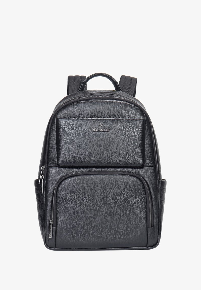 Zwarte leren rugzak met een gestructureerd oppervlak, voorzien van twee ritscompartimenten en verstelbare schouderbanden. Logo op de voorzak.