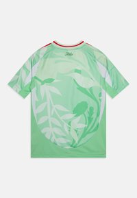 Maillot de sport vert menthe avec un motif botanical, manches courtes et accents rouges au col. Fabriqué en tissu respirant.