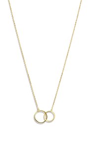 Collier en chaîne en or avec deux anneaux en or entrelacés en pendentif sur fond blanc.