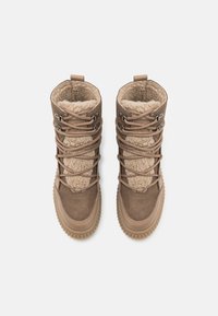 Καφέ μποτάκια έως τον αστράγαλο με εσωτερική επένδυση από γούνα, υφασμάτινη επιφάνεια από υφασμάτινη σουέντ, ρυθμιζόμενα κορδόνια και ανθεκτική ελαστική σόλα.