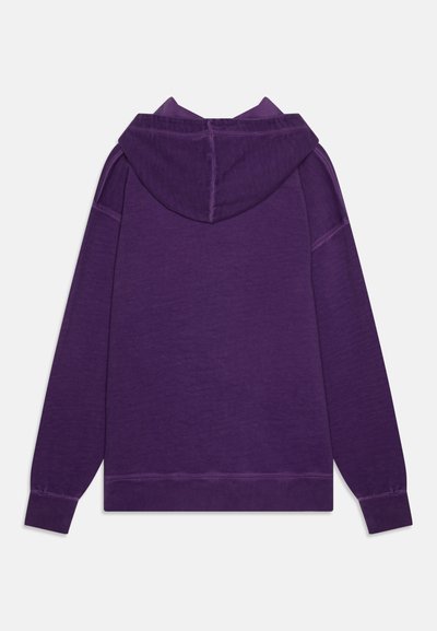 Lilla hettegenser laget av myk fabric, med snøring i hetten, ribbestrikkede mansjetter og en avslappet passform. Enkle og sømløse designelementer.
