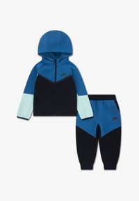 Neselectat, black/green abyss/mint foam