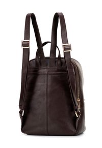 Sac à dos en cuir marron avec une finition texturée, des bretelles réglables, des compartiments zippés et des accents en matériel doré.