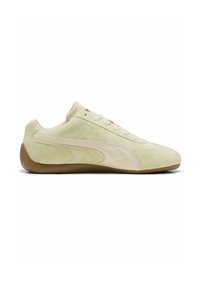 Zapatillas para hombre en ante verde claro con acentos en beige. Cuentan con una suela de goma, cierre con cordones y sutiles detalles de logo en el costado.