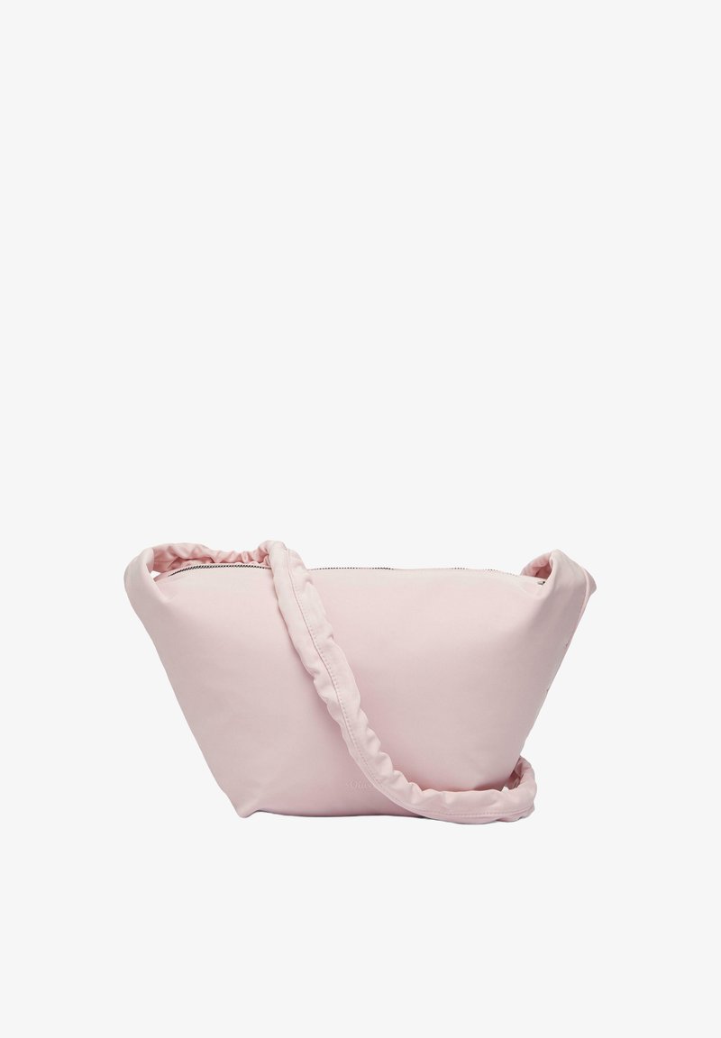 Sac en tissu rose avec une sangle froncée, forme arrondie, fermeture éclair et texture lisse. Design compact adapté à un usage décontracté.