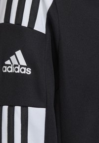 Schwarze Adidas-Jacke mit weißen Akzenten. Sie hat ein strukturiertes Gewebe, drei vertikale weiße Streifen am Ärmel und ein weißes Logo auf der Brust.