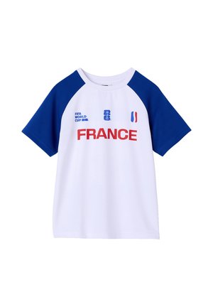Weißes T-Shirt mit blauen Ärmeln, "FRANCE" in roten Buchstaben, FIFA WM 2022 Logo und französischem Flaggenemblem auf der Brust.