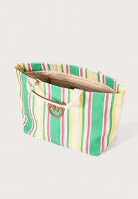 Gestreepte tote bag met groene, roze, gele en witte verticale strepen; katoenen materiaal; natuurlijke stofhandvatten; decoratief logo detail.