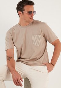 Buratti REGULAR FIT - Printtipaita - mink