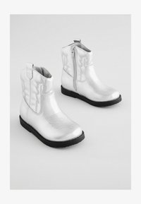 Unselected, silver metallic