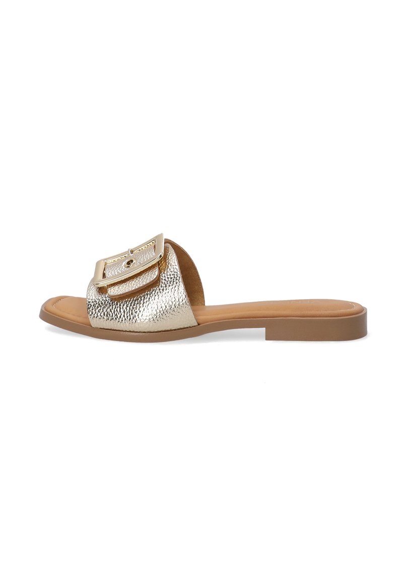 Guldmetallic slidesandal med en struktureret overflade, der har en stor dekorativ spænde på remmen og en flad, brun sål.