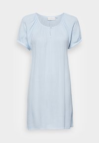 Jasnoniebieska sukienka z krótkim rękawem, okrągłym dekoltem, plisowanym przodem i detalem w postaci guzików, wykonana z teksturowanej tkaniny.