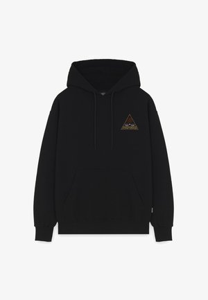 Felpa nera con tasca anteriore e cordini, presenta un piccolo simbolo triangolare con occhi e testo sulla parte sinistra del petto.