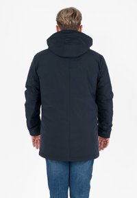Giacca impermeabile blu navy con cappuccio, caratterizzata da una silhouette dritta, maniche lunghe e una texture liscia, vista dal retro.