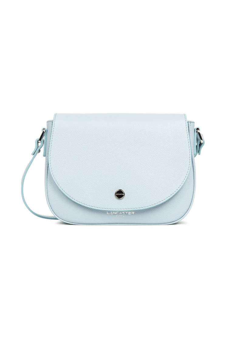 Borsa a tracolla in pelle azzurra chiara con chiusura a pattina, dettaglio metallico circolare e logo impresso. Texture liscia e forma arrotondata.