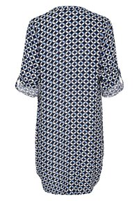 Abito blu navy con un motivo geometrico bianco, caratterizzato da una vestibilità comoda, maniche arrotolate e una texture del tessuto morbida.