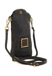Borsa a tracolla in pelle nera con borchie dorate, tracolla regolabile e patch logato in rilievo rettangolare sul davanti.