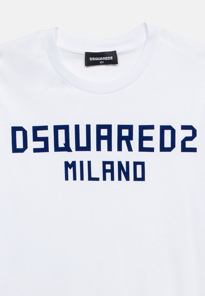 Λευκό t-shirt με στρογγυλή λαιμόκοψη και κείμενο DSQUARED2 MILANO σε ναυτικό μπλε χρώμα τυπωμένο στο στήθος, καθώς και μαύρη ετικέτα DSQUARED2 με μέγεθος 12Y στο εσωτερικό του γιακά.