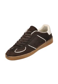 Zapatillas de ante marrón con acentos en blanco, cierre de cordones, punta redondeada y suela de goma marrón claro. Presentan perforaciones en los laterales.