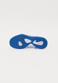 Semelle de chaussure en caoutchouc bleu avec un motif texturé, comportant des sections blanches et des découpes. Bords lisses et design ergonomique pour une traction optimale.