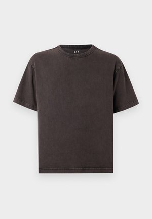 T-shirt gris foncé à manches courtes avec col rond, coupe décontractée, coutures visibles et petit logo "GAP" sur le col intérieur.