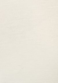 Tessuto beige chiaro con una texture a righe, caratterizzato da leggere variazioni di tonalità e un piccolo filo visibile. Nessun motivo o decorazione.