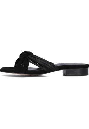 Schwarze Rutschsandalen mit flachem Absatz, die über verdrehte Riemen aus weichem Material verfügen. Das Design umfasst eine breite Öffnung vorne und eine glatte Textur.